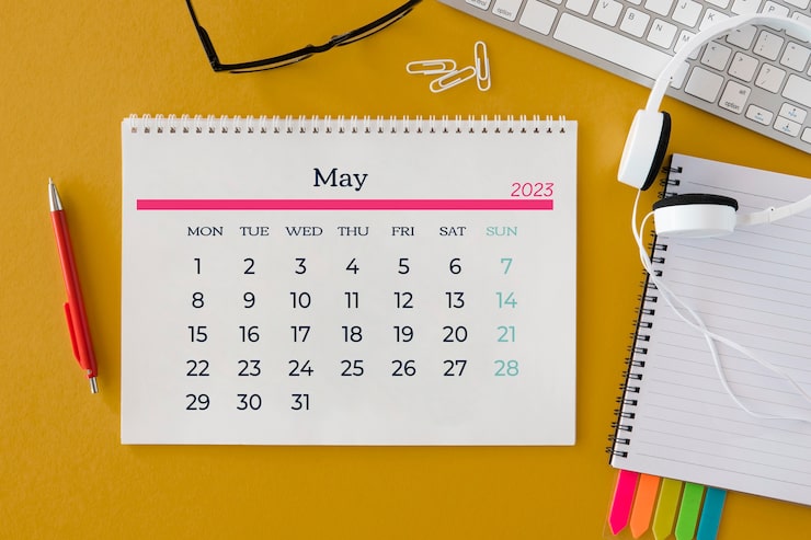 Photo gratuit calendrier de bureau avec des textes en anglais