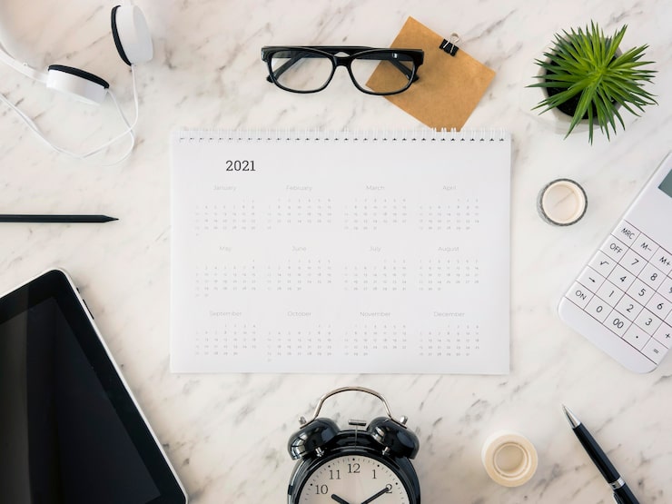 Photo gratuit calendrier de bureau vue de dessus sur marbre avec accessoires