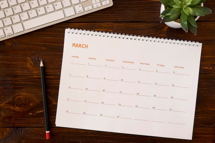 Photo gratuit calendrier de bureau vue de dessus sur table en bois