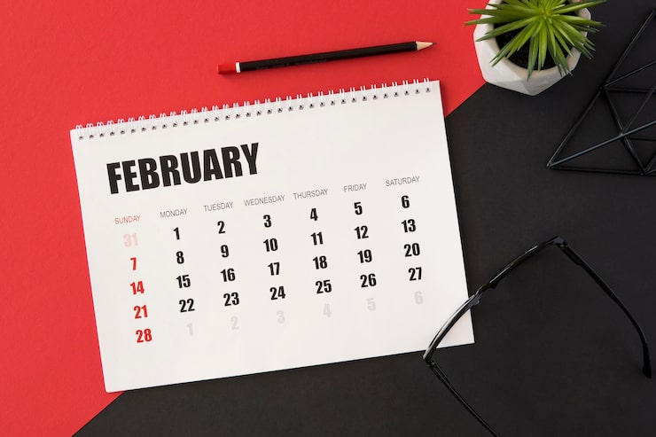 Photo gratuit calendrier de planificateur sur fond rouge et noir