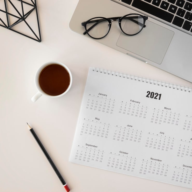 Photo gratuit calendrier de planificateur laïc plat et tasse de café