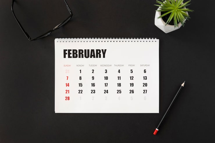 Photo gratuit calendrier de planificateur de mois de février vue de dessus