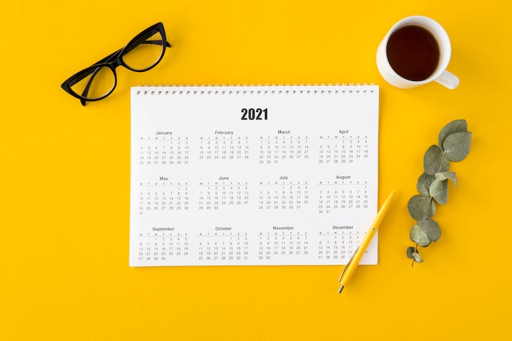 Photo gratuit calendrier de planificateur vue de dessus avec feuilles