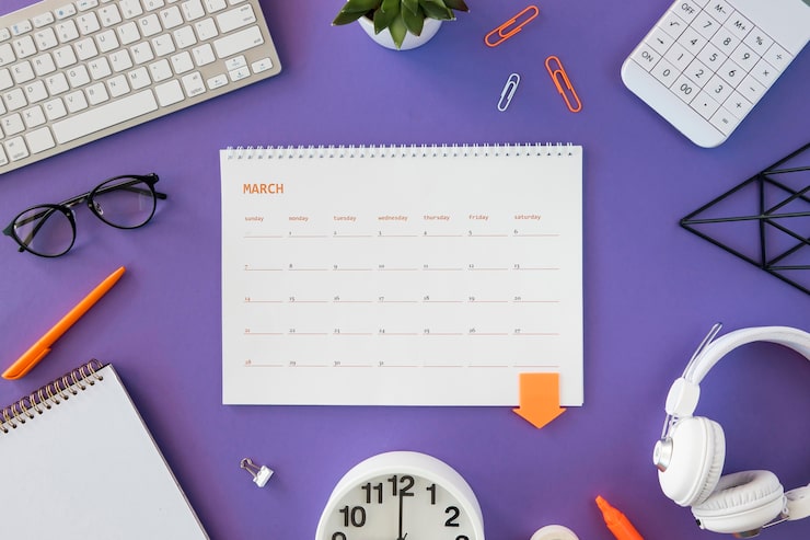 Photo gratuit calendrier plat avec articles de papeterie