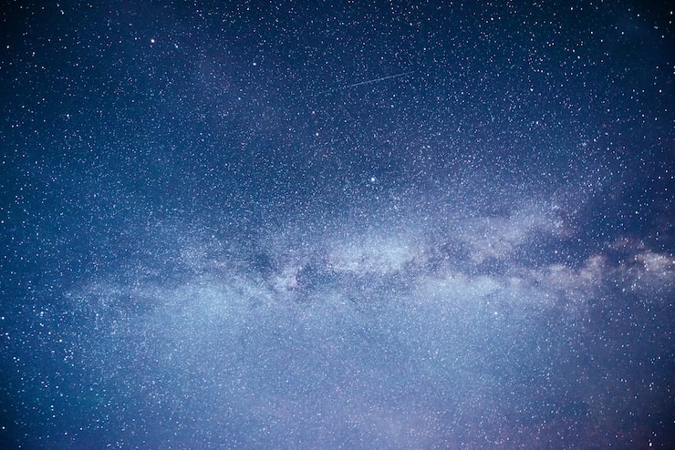 Photo gratuit ciel nocturne vibrant avec étoiles et nébuleuse et galaxie.