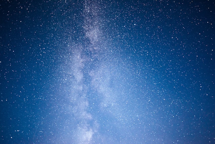 Photo gratuit ciel nocturne vibrant avec étoiles et nébuleuse et galaxie.