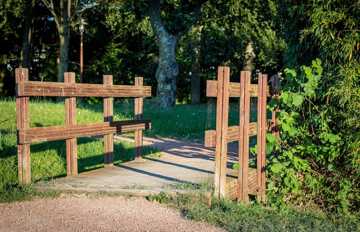 Photo gratuit clôtures en bois du parc entouré d'arbres