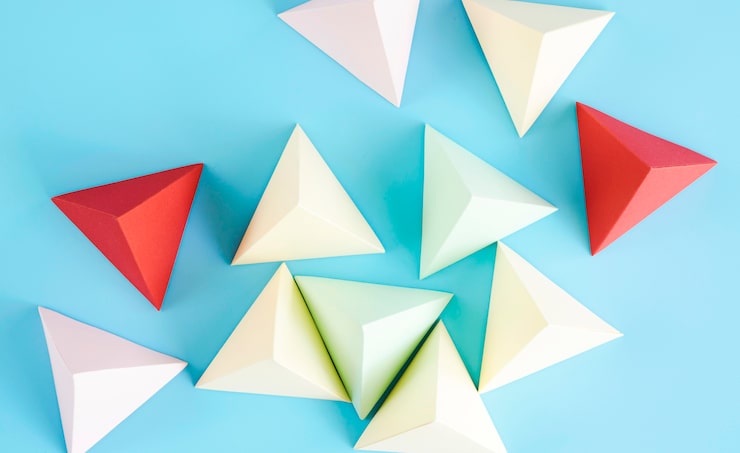 Photo gratuit collection de formes de papier triangle vue de dessus