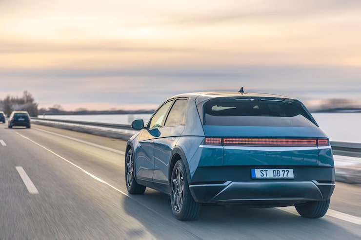 Photo gratuit compacte électrique moderne sur une autoroute hivernale, mobilité innovante en mouvement