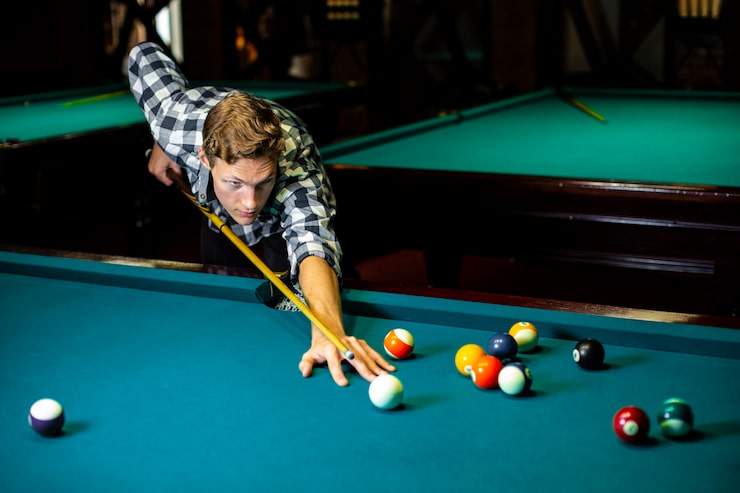 Photo gratuit coup moyen avec queue de billard et billard