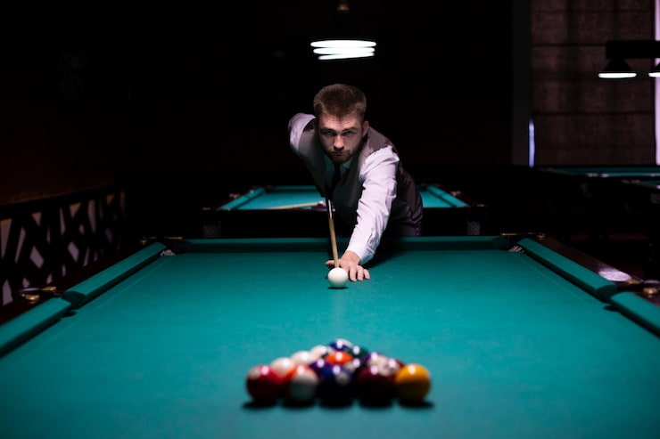 Photo gratuit coup moyen avec queue de billard frapper une balle blanche