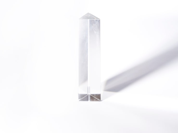 Photo gratuit cristal géométrique avec une ombre noire isolée sur fond blanc