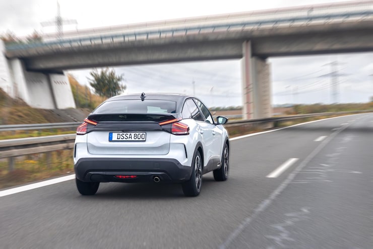 Photo gratuit crossover blanc sur autoroute sous un passage supérieur