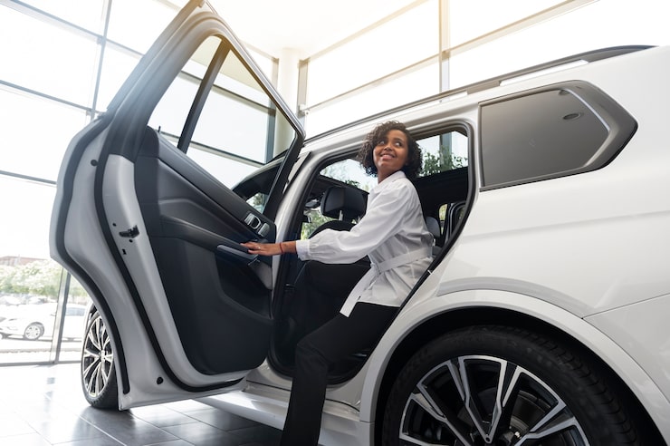 Photo gratuit femme appréciant son indépendance financière tout en achetant une voiture