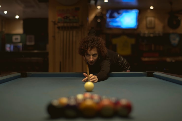 Photo gratuit femme jouant au billard dans un bar
