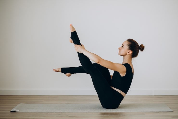 Photo gratuit une femme pratique le pilates au gymnase de yoga.