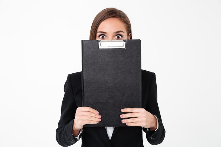 Photo gratuit femme tenant le presse-papiers couvrant le visage.