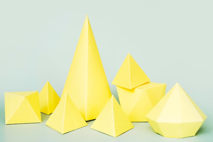 Photo gratuit forme de papier géométrique à angle élevé