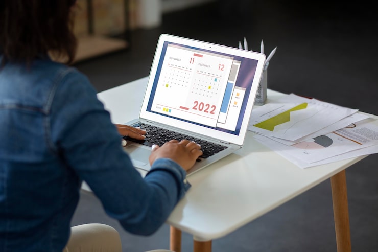 Photo gratuit gros plan sur une personne travaillant sur un appareil