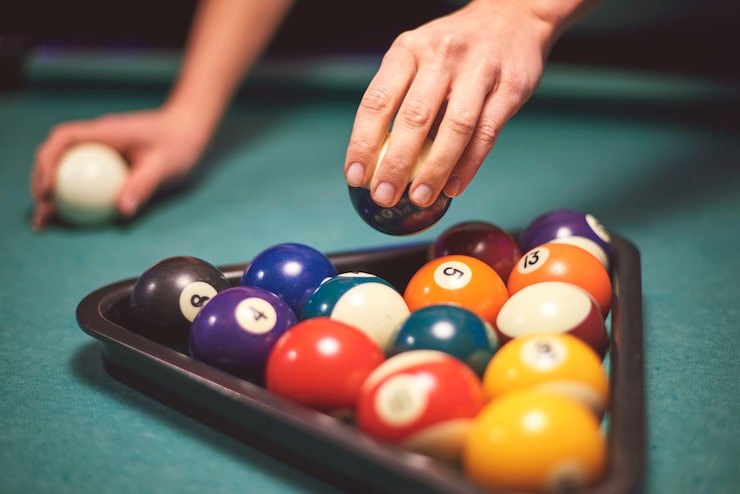 Photo gratuit gros plan sur place visant à jouer au jeu de billard