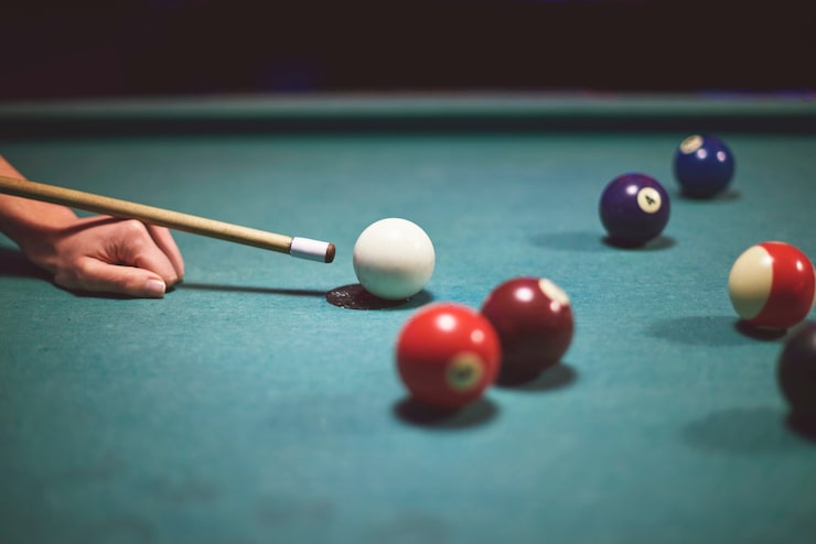 Photo gratuit gros plan sur place visant à jouer au jeu de billard