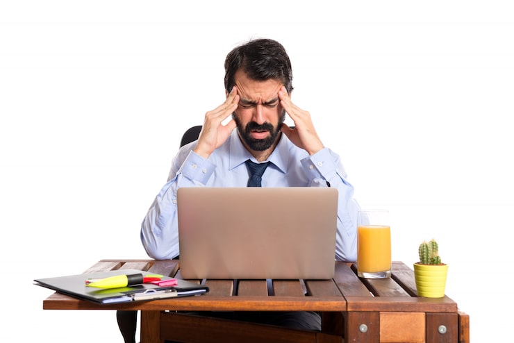 Photo gratuit homme d'affaires frustré sur fond blanc