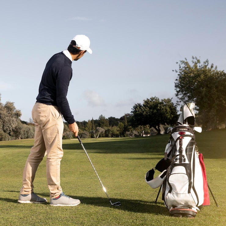 Photo gratuit homme avec club de golf sur le terrain en jouant