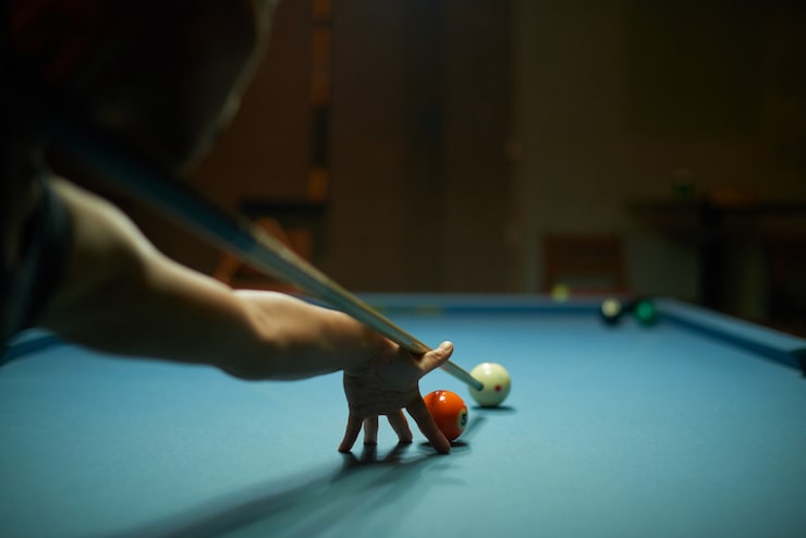 Photo gratuit je suis presque prêt à frapper la balle.
