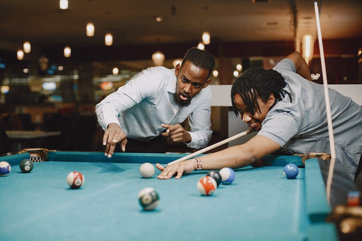 Photo gratuit jeu de billard. hommes avec une canne. jeux masculins