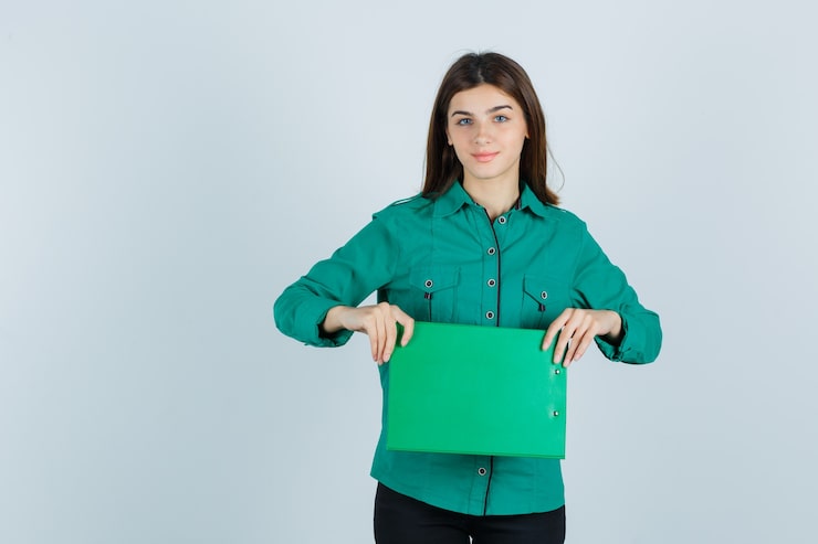 Photo gratuit une jeune femme expressive posant dans le studio.