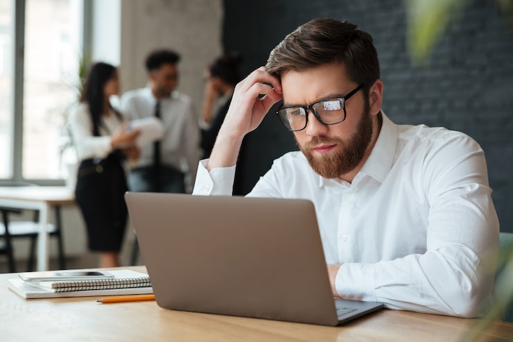 Photo gratuit jeune homme d'affaires caucasien concentré