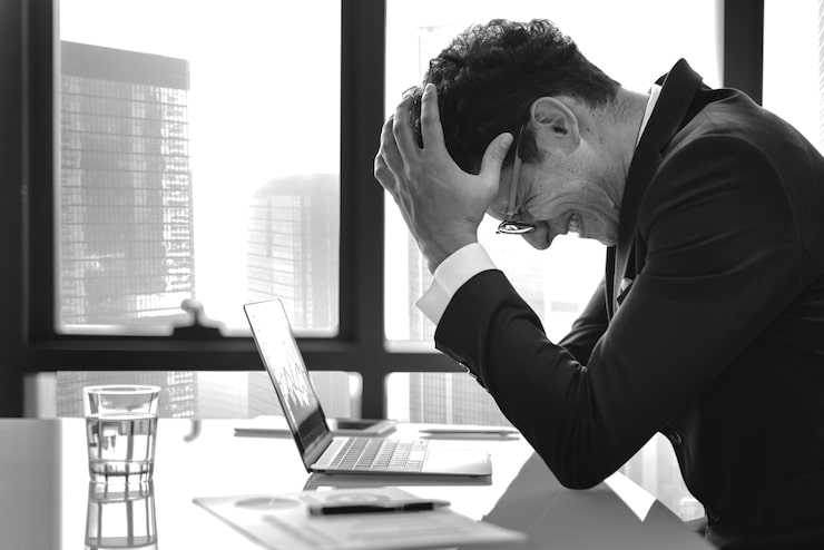 Photo gratuit jeune homme d'affaires stressé surmené