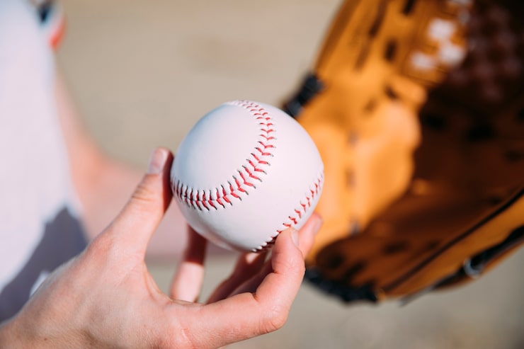 Photo gratuit un joueur d'adolescence avec un baseball et un gant.