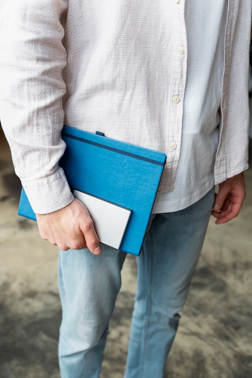 Photo gratuit main d'homme tenant un cahier et un ssd