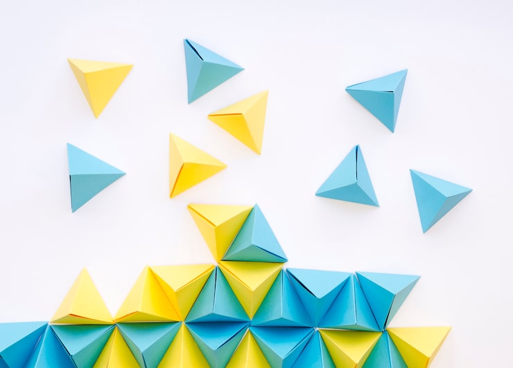 Photo gratuit mise à plat de pyramides de papier dynamiques