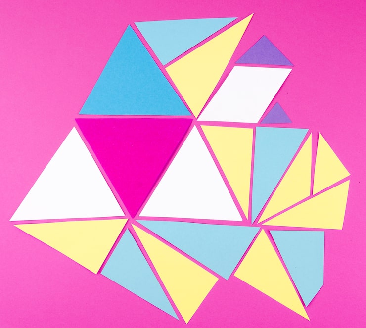 Photo gratuit mise à plat de triangles de papier vibrants
