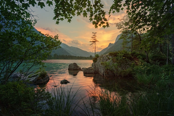 Photo gratuit paysage avec lac et coucher de soleil