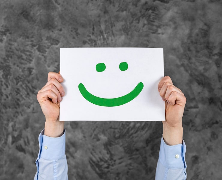 Photo gratuit personne tenant une carte avec un visage souriant
