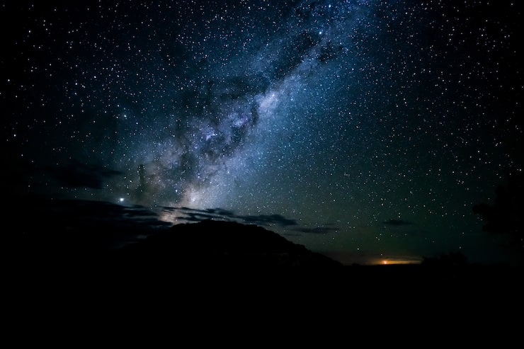 Photo gratuit photo à couper le souffle des silhouettes des collines sous un ciel étoilé la nuit