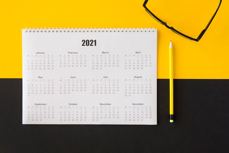 Photo gratuit planificateur de vue de dessus calendrier 2021 et cours de lecture
