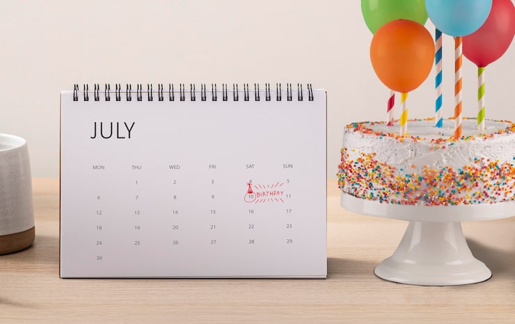 Photo gratuit rappels d'anniversaire dans le calendrier et le gâteau