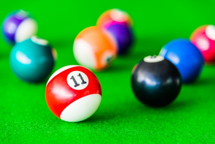 Photo gratuit rouge et blanc boule de piscine à côté de la boule noire