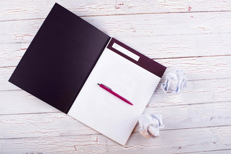 Photo gratuit le stylo, les cahiers et les papiers se tiennent sur la table
