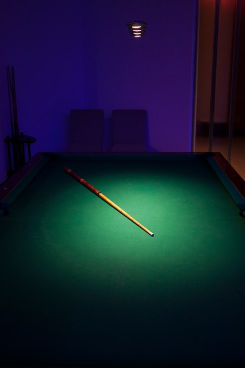 Photo gratuit table de billard avec un bâton