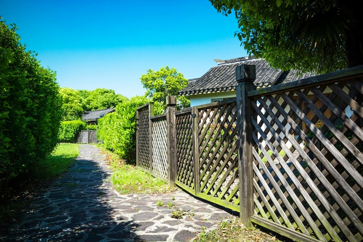 Photo gratuit vieille maison hantée sur le champ vide