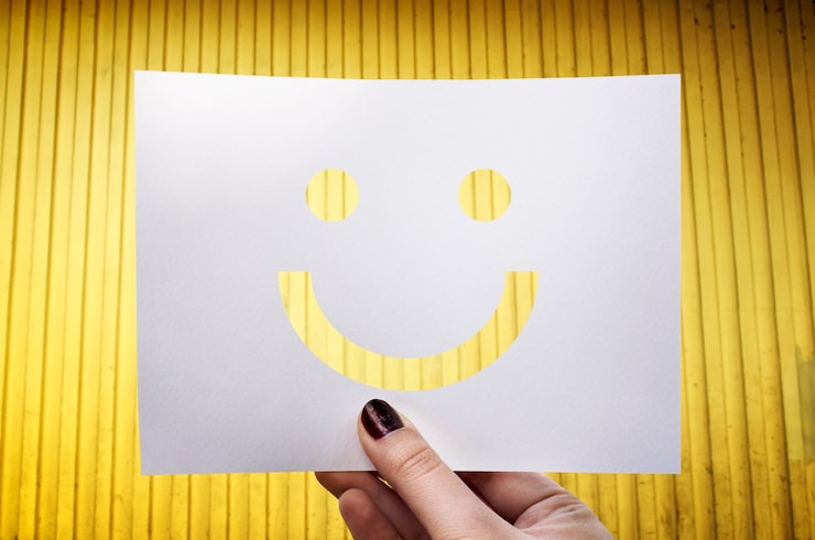 Photo gratuit visage souriant joyeux de papier perforé de happines