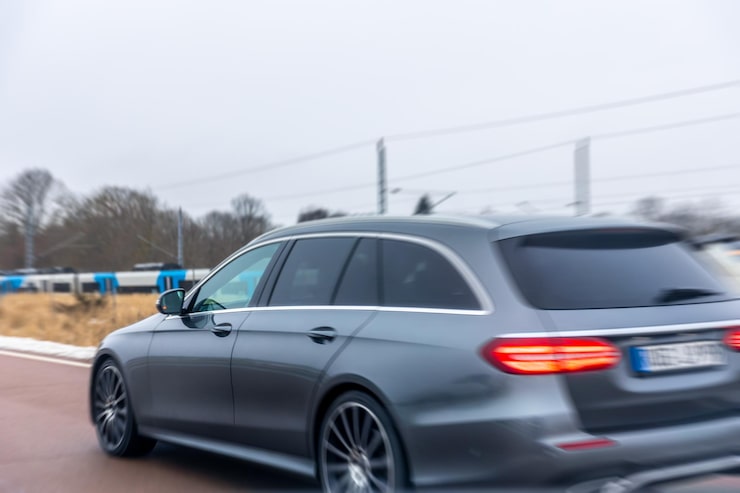Photo gratuit voiture break rapide en mouvement sur une autoroute hivernale