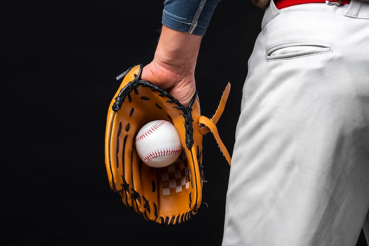 Photo gratuit vue arrière d'un homme tenant un gant de baseball