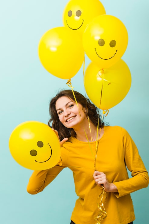 Photo gratuit vue frontale, de, femme souriante, à, ballons