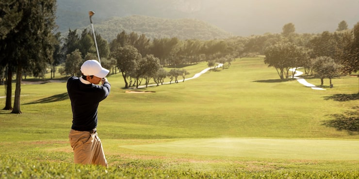 Photo gratuit vue latérale de l'homme jouant au golf